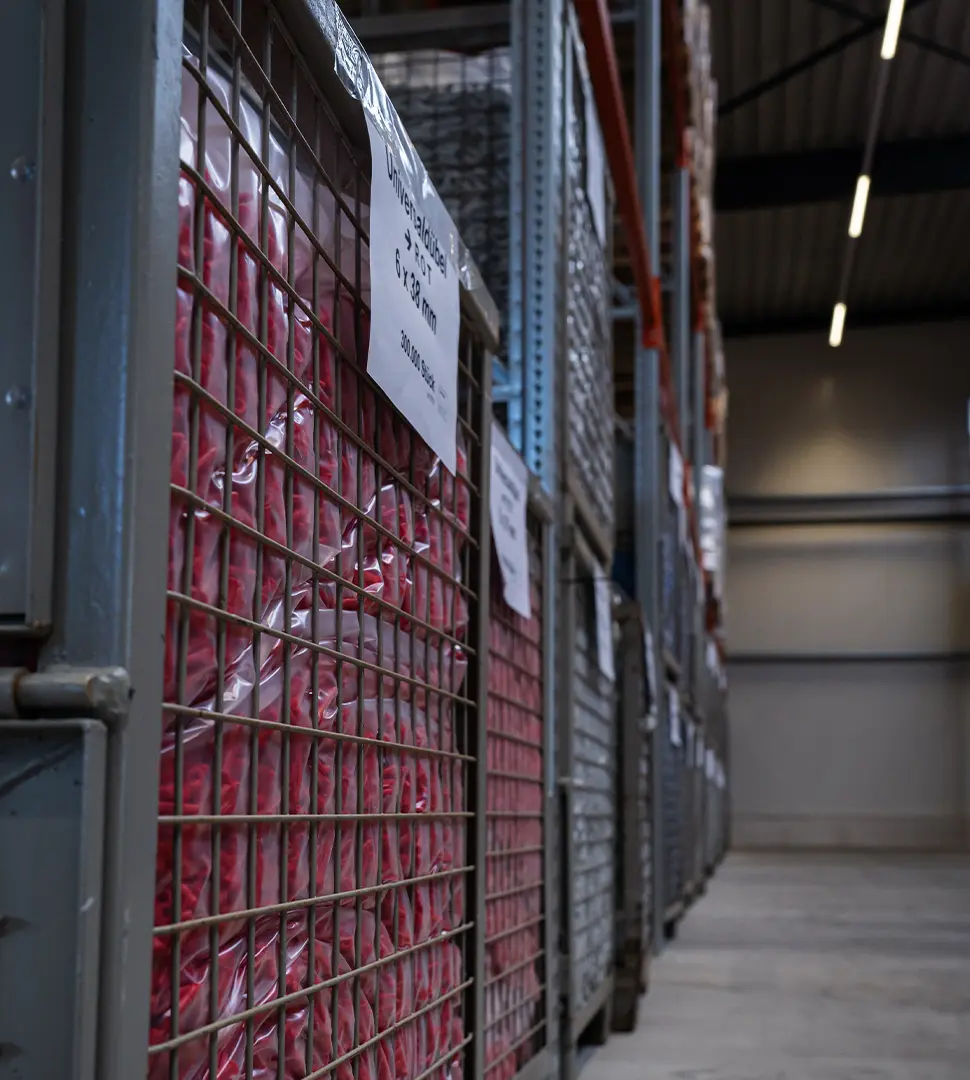 Lager von Lausberg mit Container voller Dübel