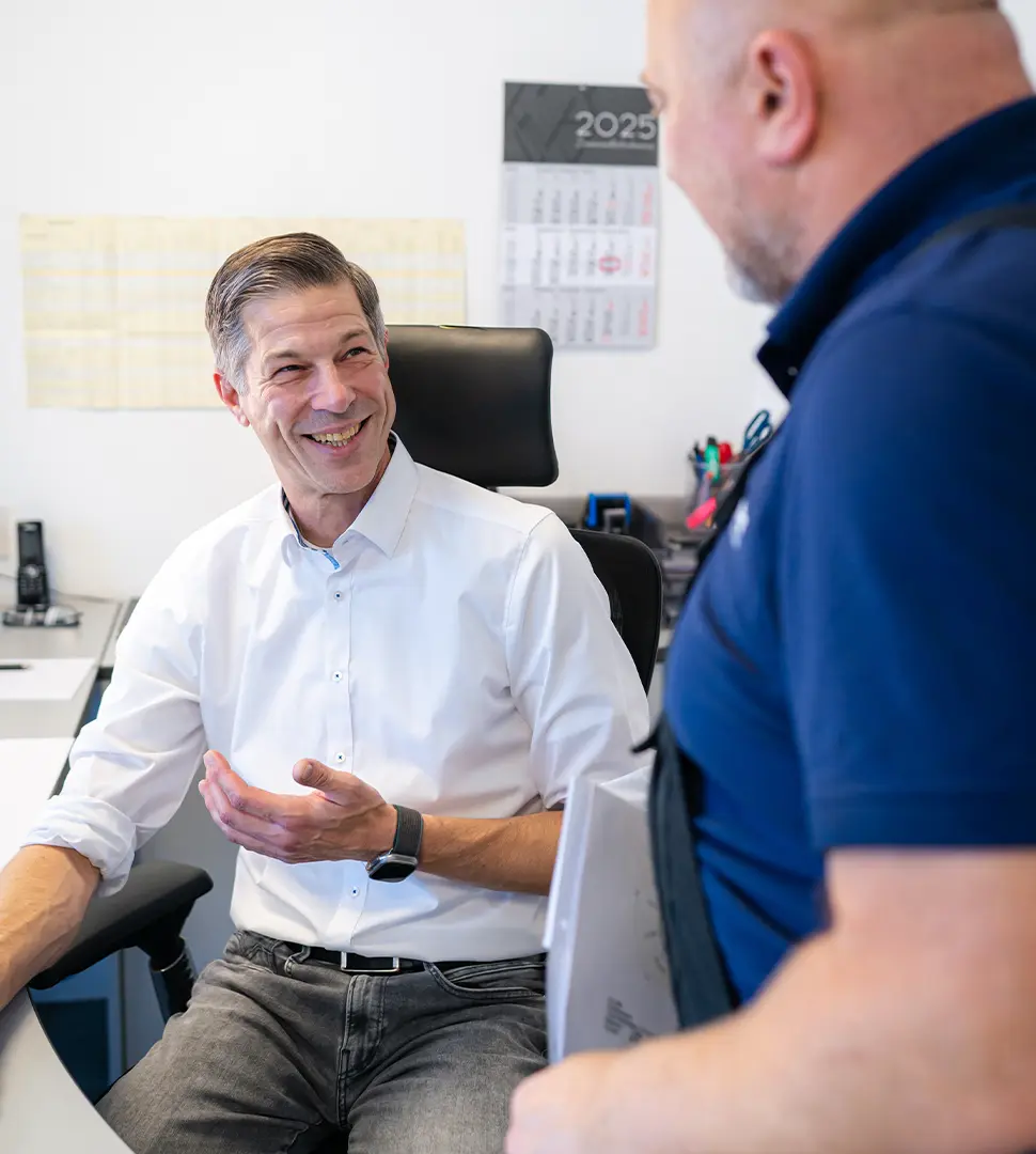 Mitarbeiter besprechen ein Projekt