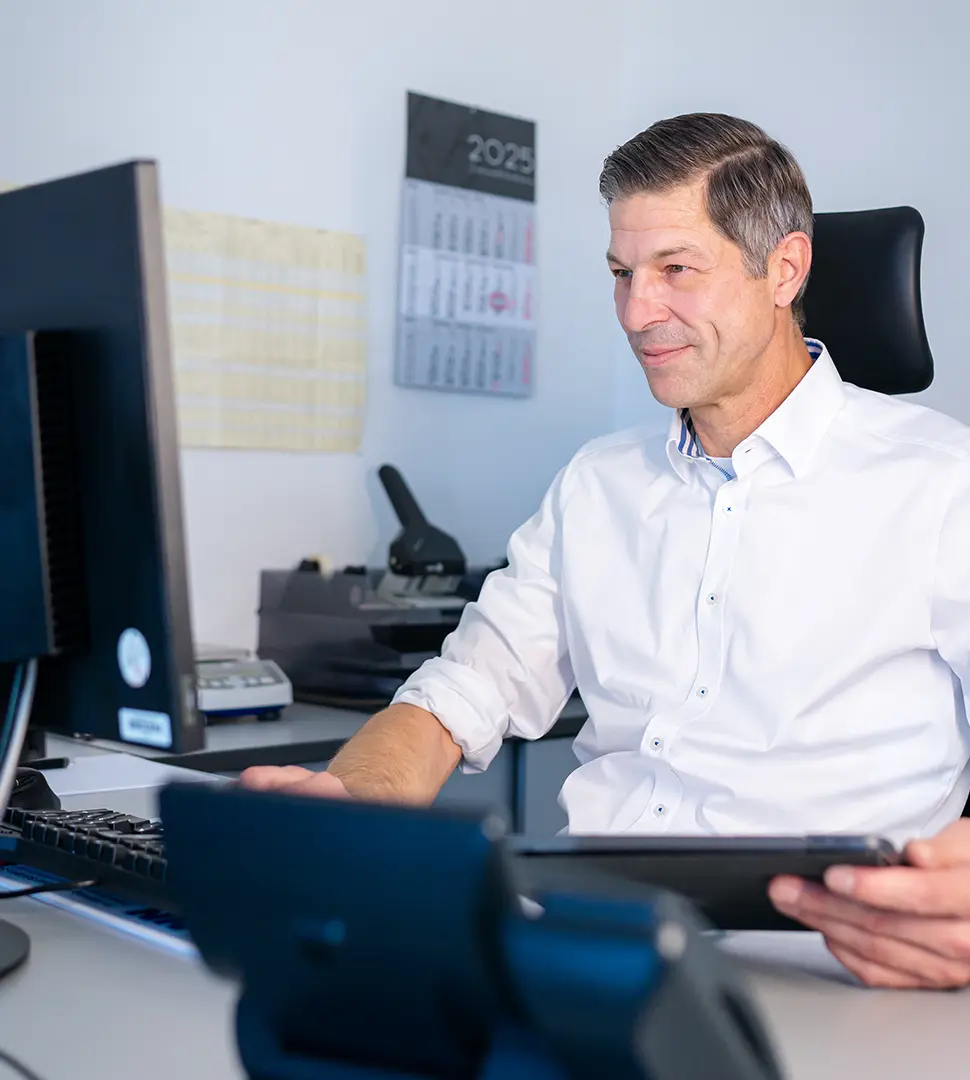 Eine Person sitzt an einem Computer
